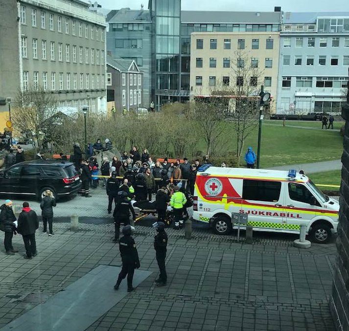 Bryndís Haraldsdóttir, þingkona Sjálfstæðisflokksins, tók meðfylgjandi mynd af tökunum við Alþingishúsið.