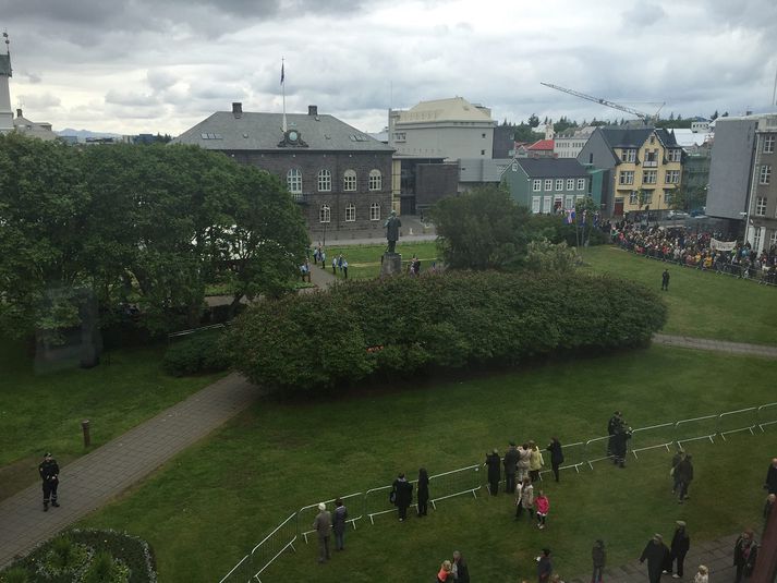 Mynd sem Björg Eva Erlendsdóttir tók af Austurvelli þegar hátíðardagskrá fór þar fram í tilefni af þjóðhátíðardegi Íslendinga.