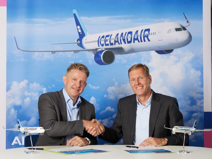 Bogi Nils Bogason, forstjóri Icelandair, og Wouter van Wersch, aðstoðarforstjóri Airbus, handsala kaupsamninginn að lokinni undirskrift.