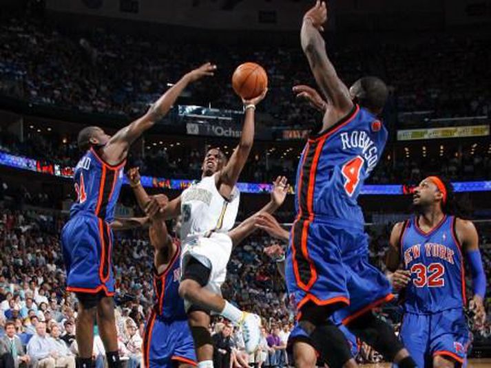 Chris Paul skorar hér tvö af 33 stigum sínum gegn New York í nótt.