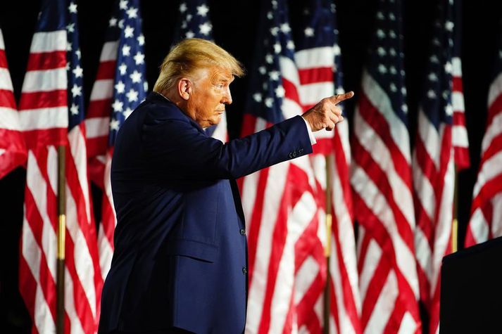 Trump kepptist við að gera lítið úr hættunni af kórónuveirufaraldrinum við upphaf hans. Í nýrri bók er fullyrt að hann hafi vitað af hættunni en vísvitandi logið að almenningi.