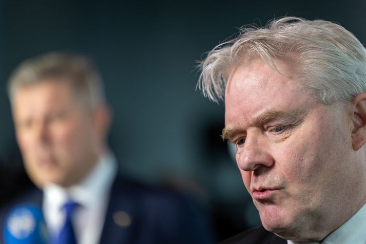 Sigurður Ingi Jóhannsson fjármálaráðherra er erlendis og getur því ekki verið viðstaddur aðra umræðu um söluna á Íslandsbanka og slit á ríkiseignum - ÍL-sjóði. Tvö risamál sem til stendur að taka á dagskrá.