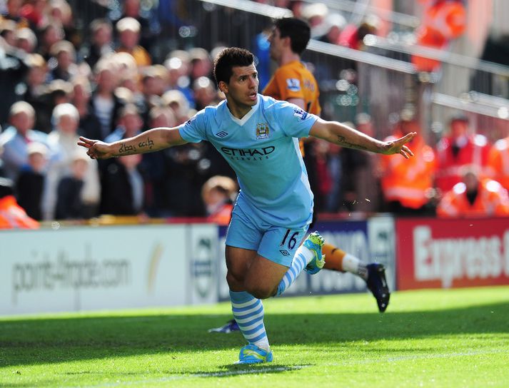 Aguero fagnar marki sínu í dag.