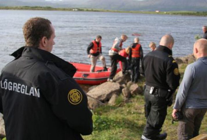Fólkinu komið heilu og höldnu í land.