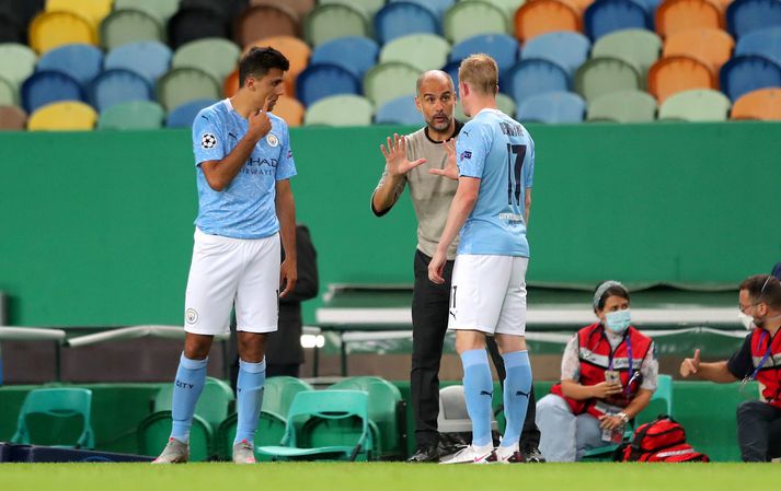 Guardiola reynir að koma skilaboðum áleiðis til sinna manna.