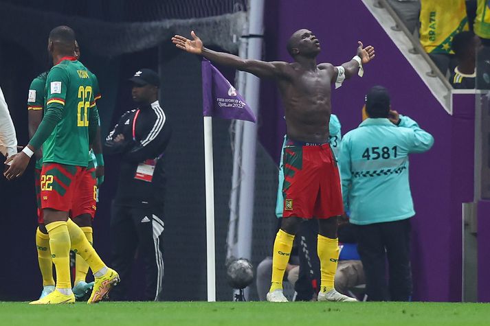 Vincent Aboubakar fagnar marki sínu í kvöld.