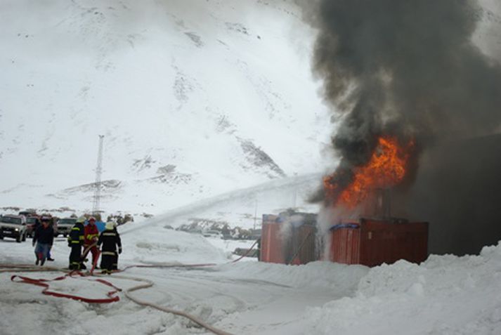 Töluverðan reyk lagði frá gámnum.