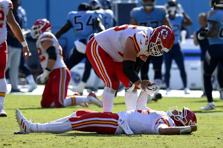 Patrick Mahomes liggur í grasinu eftir að hafa fengið mjög þungt högg. Hann spilaði ekki meira í leiknum eftir það.