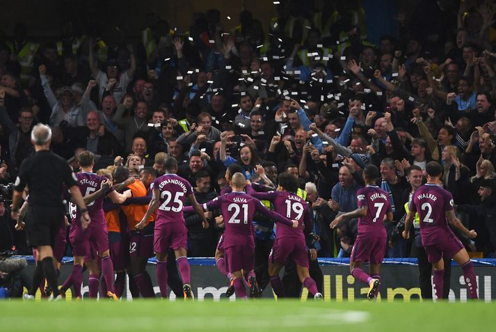 Kevin de Bruyne skoraði eina mark leiksins á Stamford Bridge á laugardaginn. Hann hljóp beint til stuðningsmanna Manchester City og fagnaði gríðarlega með liðsfélögum sínum.