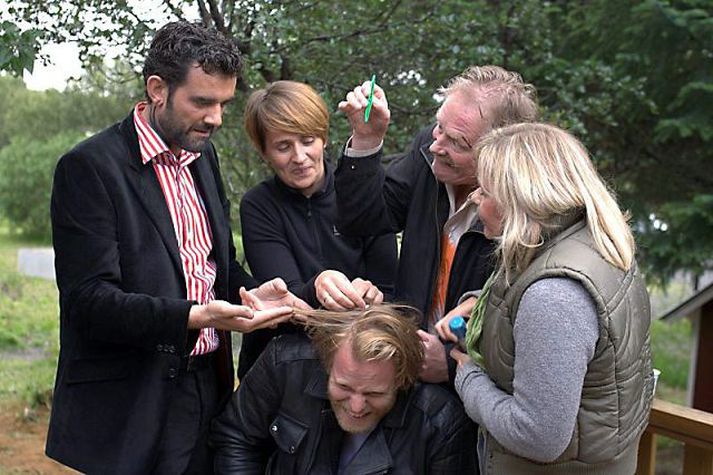 Laddi var bæði blár og marinn eftir slagsmálaatriði með þeim Stefáni Halli og Stefáni Karli. Stefán Hallur fékk síðan blómapott í hausinn með þeim afleiðingum að sauma þurfti þrjú spor og hér er gert að sárum hans.
