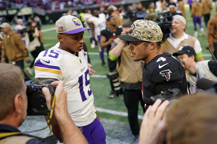 Joshua Dobbs (númer 15) þakkar Taylor Heinicke (4) fyrir leikinn í gær.