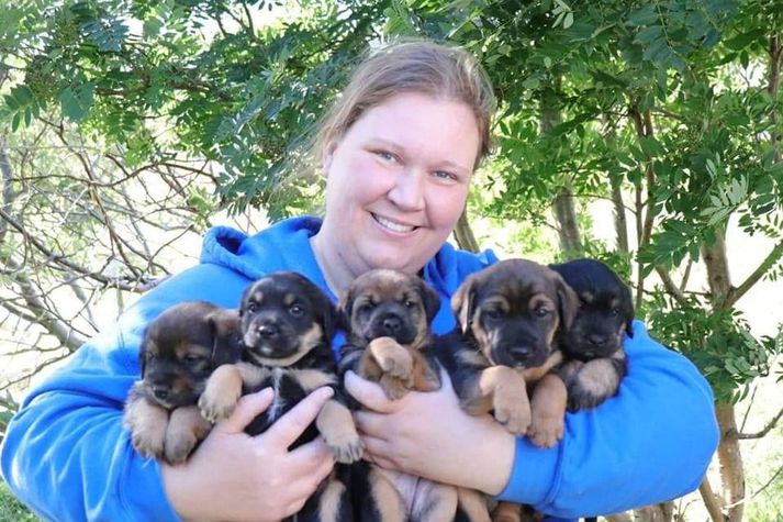 Rebecca rekur dýraathvarf í Dölunum. Hún ætlar að halda áfram að bjarga dýrum þar og bjóða fólki í heimsókn.