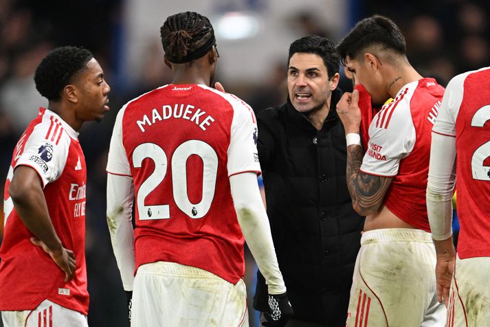 Mikel Arteta talks talar við leikmennina sína Myles Lewis-Skelly, Noni Madueke og Piero Hincapie í kvöld.