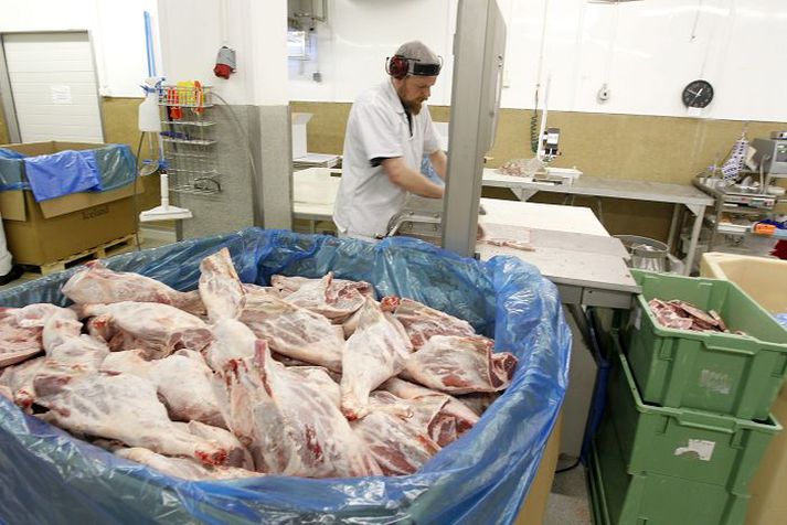 Formaður sauðfjárbænda segir að Íslendingar missi af gullnu tækifæri með því að halda lambakjöti ekki meira að erlendum ferðamönnum.