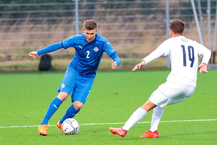 Alfons Sampsted í leik Íslands og Ítalíu í undankeppni EM U-21 árs landsliða fyrr í þessum mánuði.