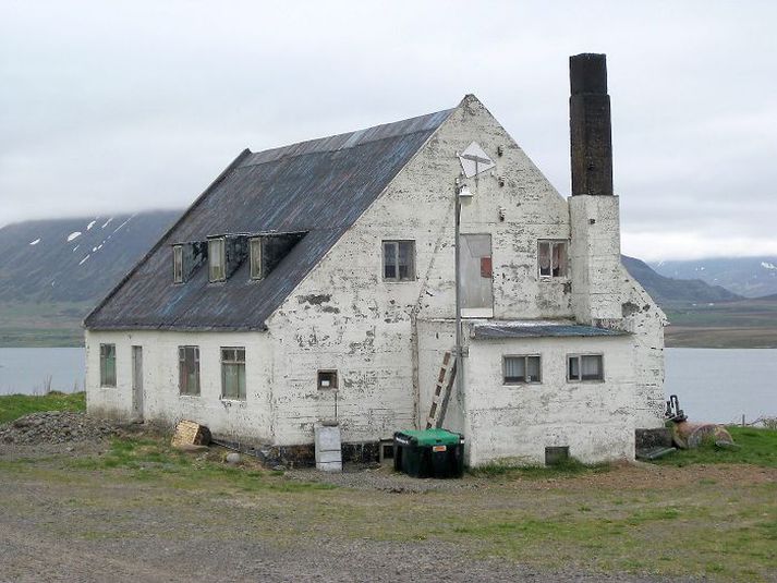 Innan steypunnar utan um íbúðarhúsið að Hraunum leynist timburhús.