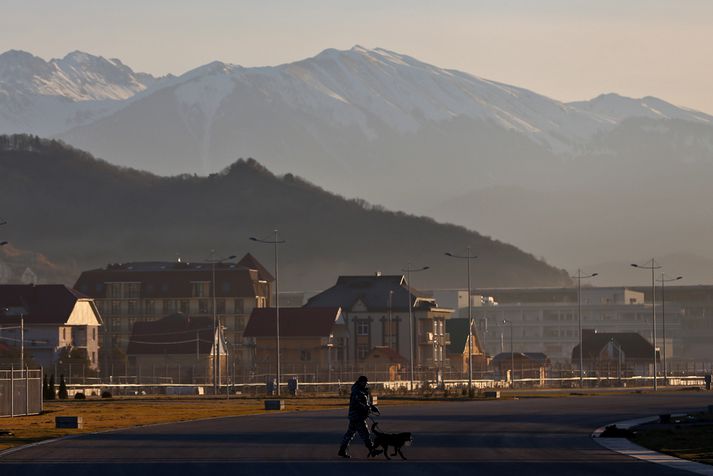 Mennirnir voru teknir í bænum Nalchik, sem er í um 300 kílómetra fjarlægð frá Sochi.