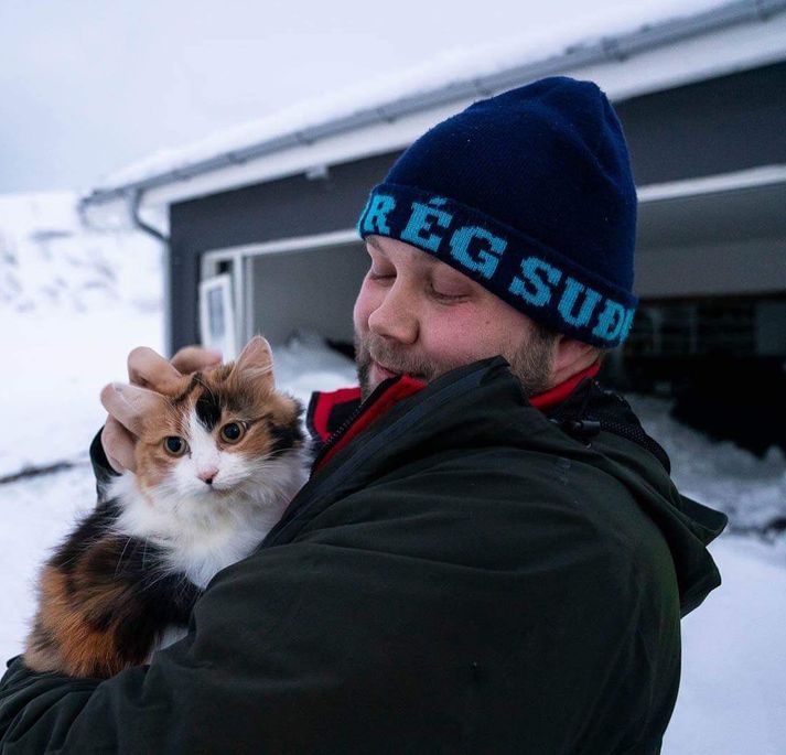 Eyþór sést hér með aðra af tveimur heimiliskisunum í Ólafstúni 14.