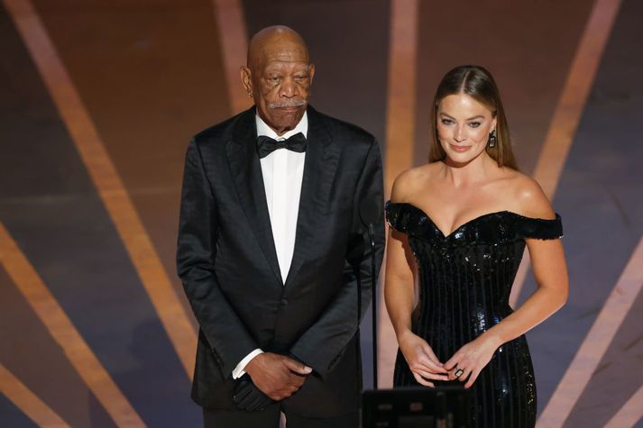 Morgan Freeman og Margot Robbie á Óskarsverðlaununum í nótt.