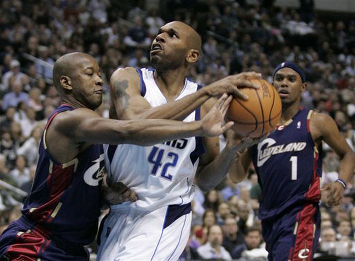 Dallas-maðurinn Jerry Stackhouse og Eric Snow hjá Cleveland kljást um boltann í leik liðanna í gær.