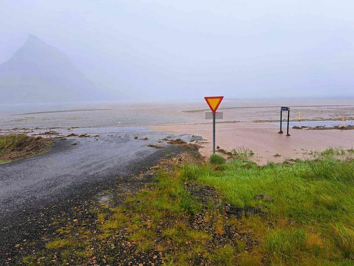 Vatnið rann yfir veginn vestan Grundarfjarðar á laugardag.