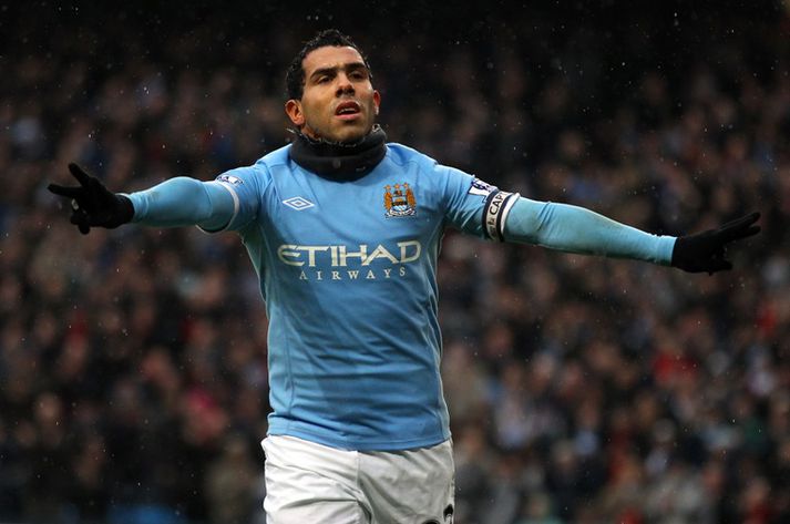 Tevez var með þrennu í fyrri hálfleik.