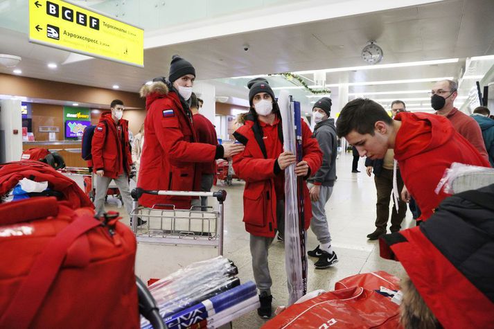 Rússneski hópurinn skilaði sér að lokum heim til Moskvu, 2. janúar, eftir að hafa verið vísað úr flugvél Air Canada á gamlársdag.