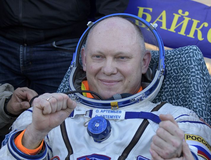 Oleg Artemíev hefur varið 560 dögum um borð í Alþjóðlegu geimstöðinni í þremur mismunandi ferðum. Til stóð að hann myndi fara þangað í fjórða sinn í febrúar.