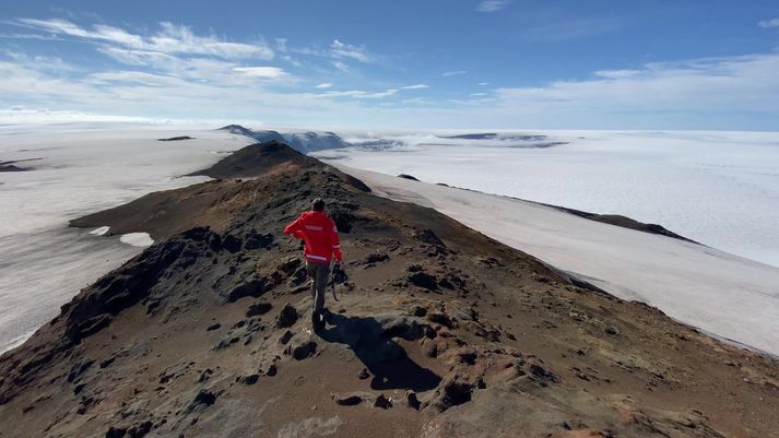 Fulltrúar frá Veðurstofu Íslands og Almannavörnum héldu að Grímsvötnum í gær til að gaumgæfa aðstæður. 