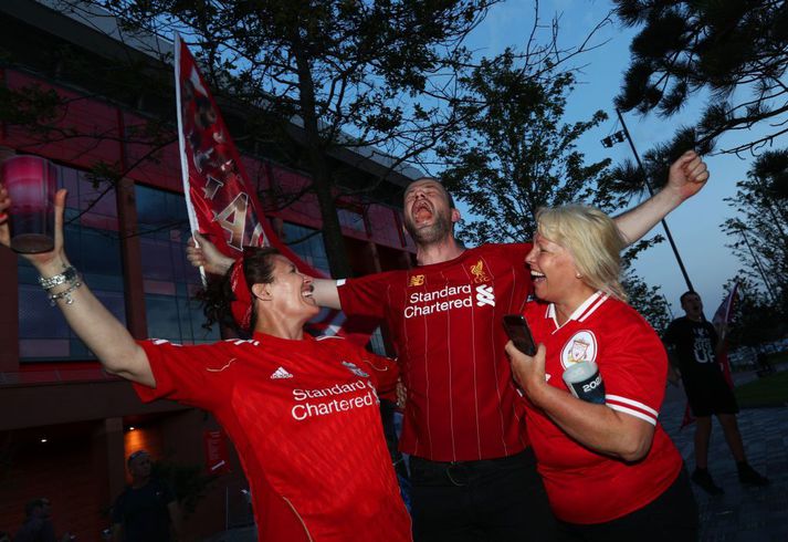 Stuðningsmenn Liverpool fagna um allan heim í kvöld en Klopp hvetur fólk til að halda sig í smáum hópum.