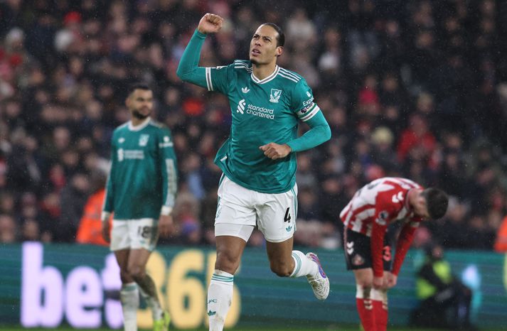 Virgil van Dijk fagnar sigurmarki sínu fyrir Liverpool á móti Sunderland.