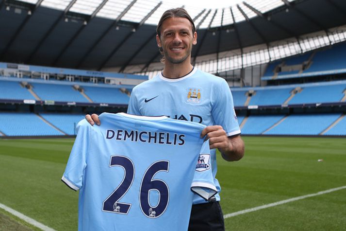 Demichelis var ánægður við undirskriftina.