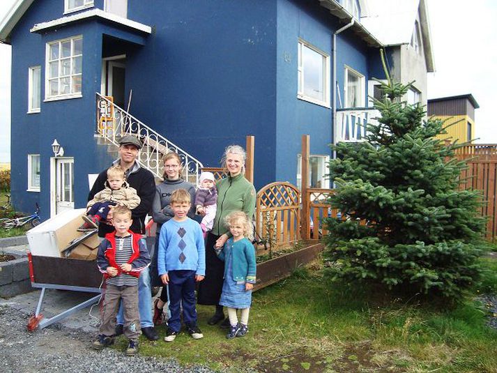 Elsta dóttirin gætti systkina sinna heima þegar eldurinn kom upp. Hún hafði daginn áður horft á eldvarnarmyndband og brást því hárrétt við.