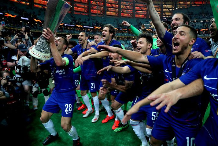 Chelsea vann Evrópudeildina í fyrra og hér fagna leikmenn liðsins með bikarinn.  Fremstur fer fyrirliðinn Cesar Azpilicueta,