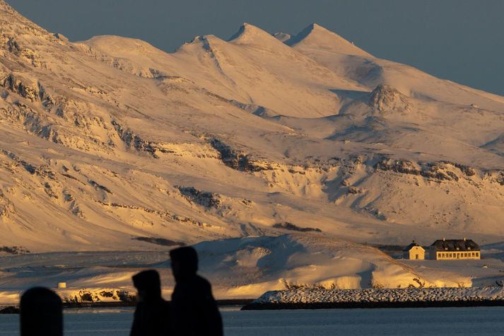 Frost verður á bilinu tvö til sextán stig og verður kaldast í innsveitum á Norðurlandi.