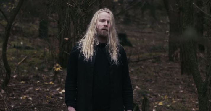 Högni Egilsson er kominn í samstarf með útgáfufyrirtækinu Erased Tapes og er mikið að gerast hjá þessum flotta söngvara.