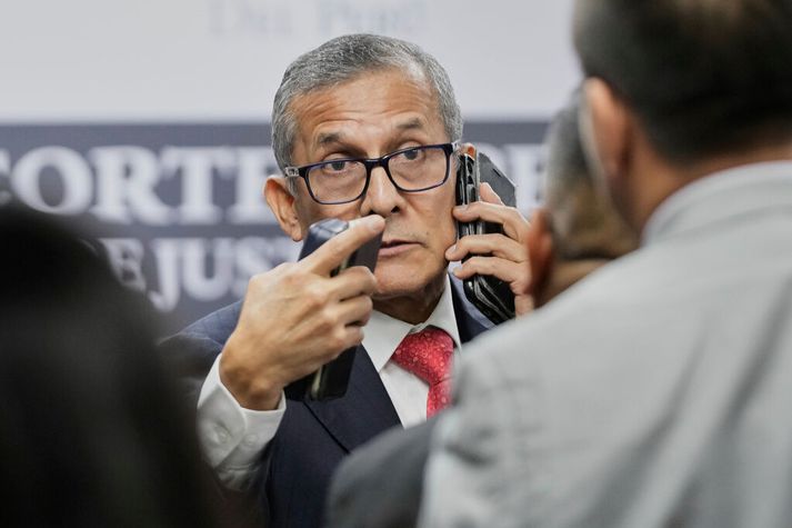 Ollanta Humala talar í símann í dómsal í Lima eftir að hann var dæmdur í fimmtán ára fangelsi fyrir peningaþvætti í gær.