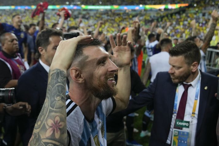 Lionel Messi fagnar sigri agentínska landsliðsins  í Rio de Janeiro í nótt.