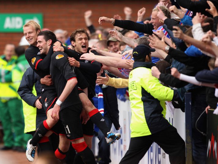 Leikmenn og stuðningsmenn Rangers fagna í dag.