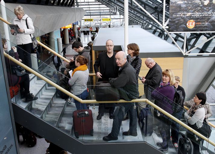 Yfirvinnubann flugumferðarstjóra varð til þess að ekki var þjónusta við annað flug en neyðarflug í Keflavík milli kl.  02 og 07 aðfaranótt fimmtudags og föstudags í vikunni.  