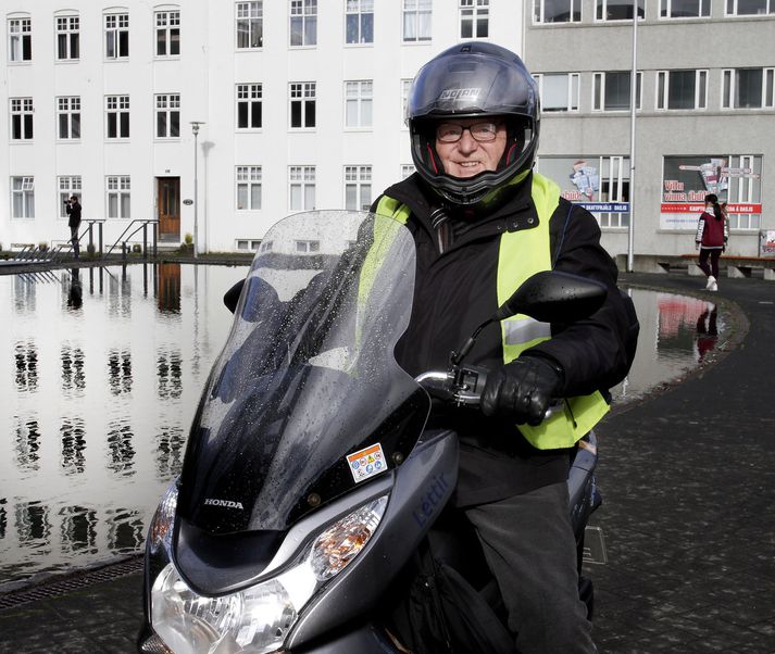 Ómar fór á Létti hringina tvo, en Léttir er sparneytin vespa sem  þó kemst á þjóðvegahraða, eftir því sem eigandinn segir.
