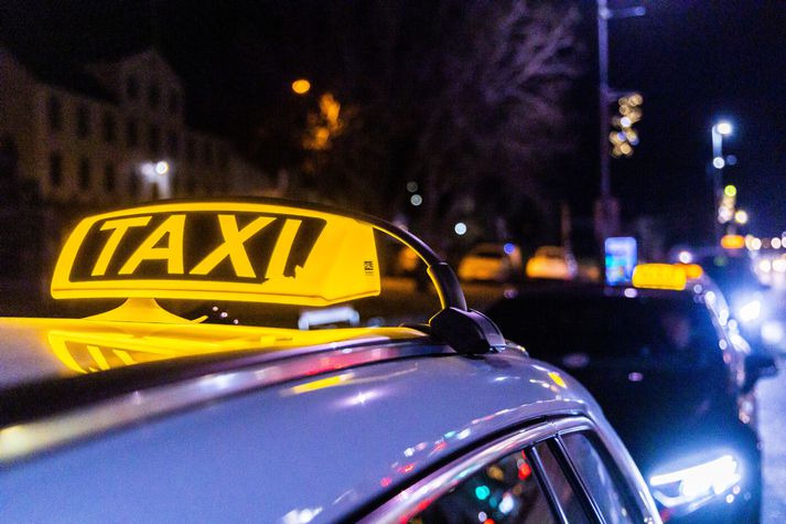 Árásarmaðurinn fannst í leigubíl skömmu eftir árásina. Hann hélt á stunguvopninu og var með blóðugar hendur. Lögreglan gat fylgst með flóttanum í gegnum myndavélakerfið í miðbænum.