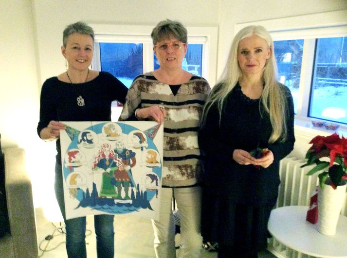 Vilborg Davíðsdóttir, Bryndís Símonardóttir og Kristín Ragna Gunnarsdóttir með mynd af Þórunni hyrnu, teiknaða af Kristínu Rögnu.