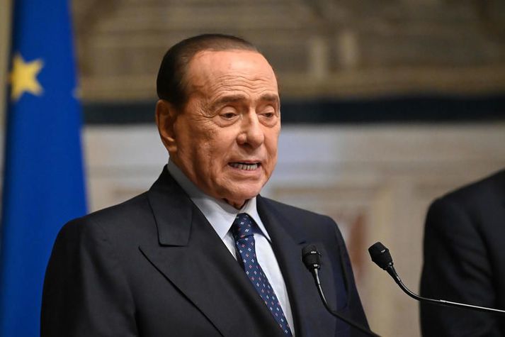 Silvio Berlusconi er nú 84 ára gamall. Hann hefur lifað af krabbamein í blöðruhálskirtli og kórónuveiruna. Hann er einnig hjartveikur.