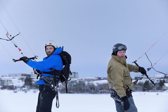 Geir Sverrisson og Hjörtur Eiríksson eru þaulreyndir í iðkun vetrarsports með kraftdrekum. Þeir lýsa eftir góðu, íslensku orði yfir "power glide“-sportið.