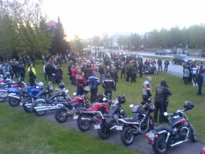 Fjöldi vélhjólamanna var kominn saman til að minnast Árna Ragnars í kvöld. Mynd/ Egill A.