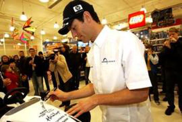 Mark Webber gefur íslenskum aðdáendum áritanir í Smáralindinni í fyrra