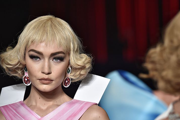 Gigi Hadid opnaði sýninguna.