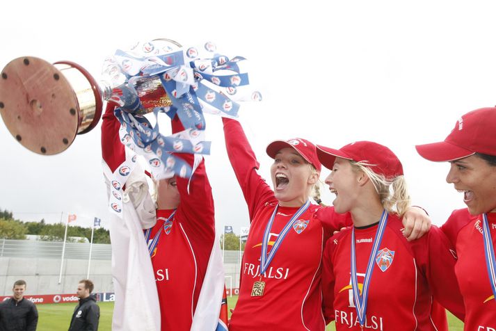 Margrét Lára Viðarsdóttir fagnar titli með Val sumarið 2008.