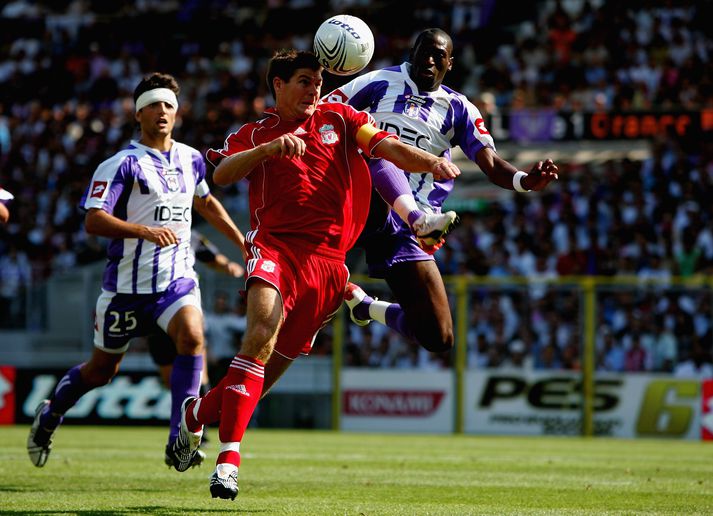 Steven Gerrrard fyrirliði Liverpool í baráttu við Mohamed Fofana leikmann Toulouse.